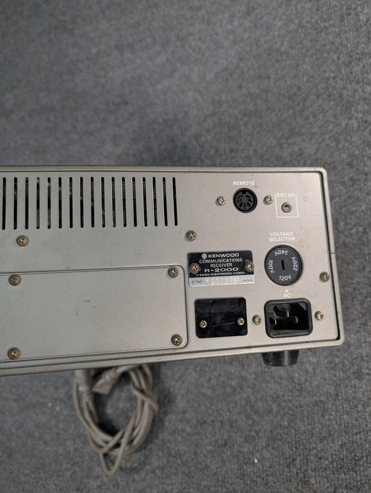 Excellent KENWOOD R-2000 COMMUNICATIONS RECEIVER POWERS ON