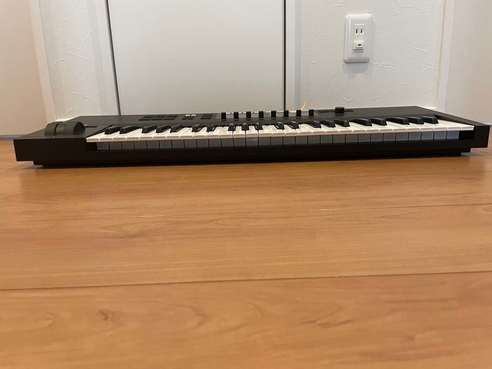 Native Instruments S-Series Komplete Kontrol S49 MK3 Keyboard Controller