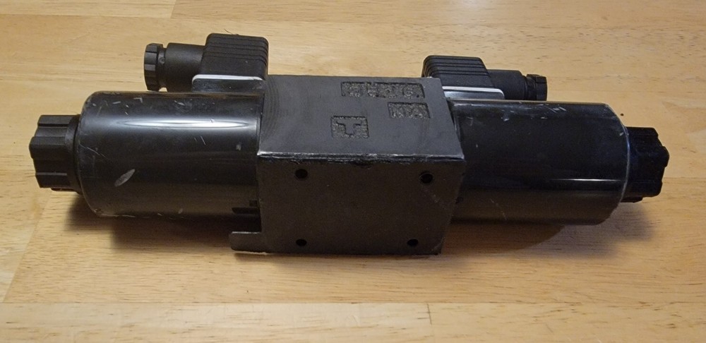 NEW Nachi SA-G01-C5-D2-E40 Directional Control Valve