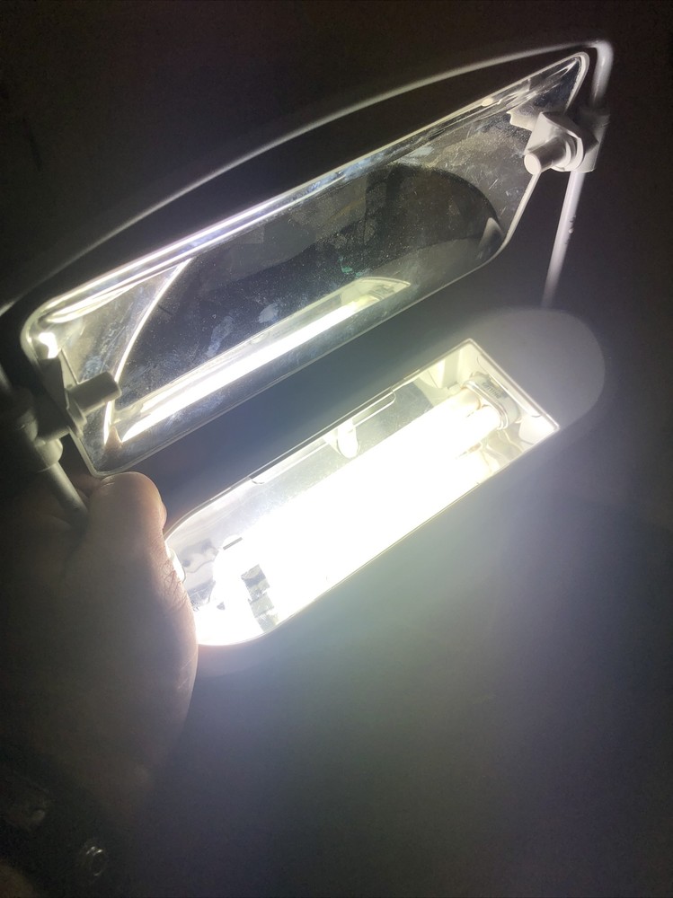 ECLIPSE COMPUTER LIGHT •Reduces Glare & Eyestrain •Ergonomic •Easy to Mount