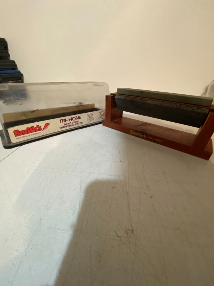 Smith’s Tri Hone Sharpening System 3 Stone Knife Sharpener w Case Base
