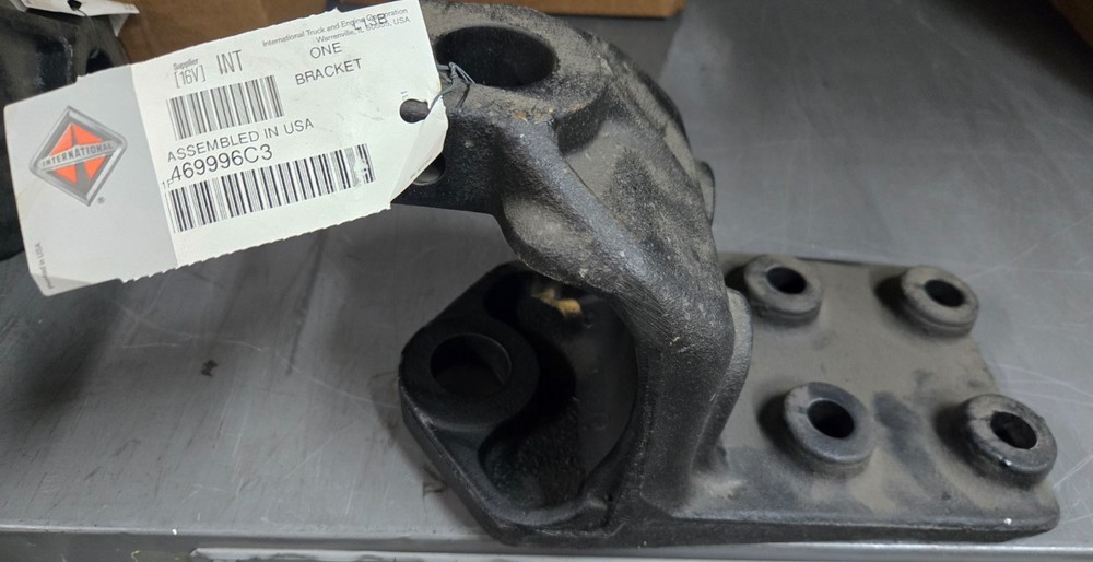 GENUINE NEW OEM INTERNATIONAL FRONT SPRING BRACKET 469996C3