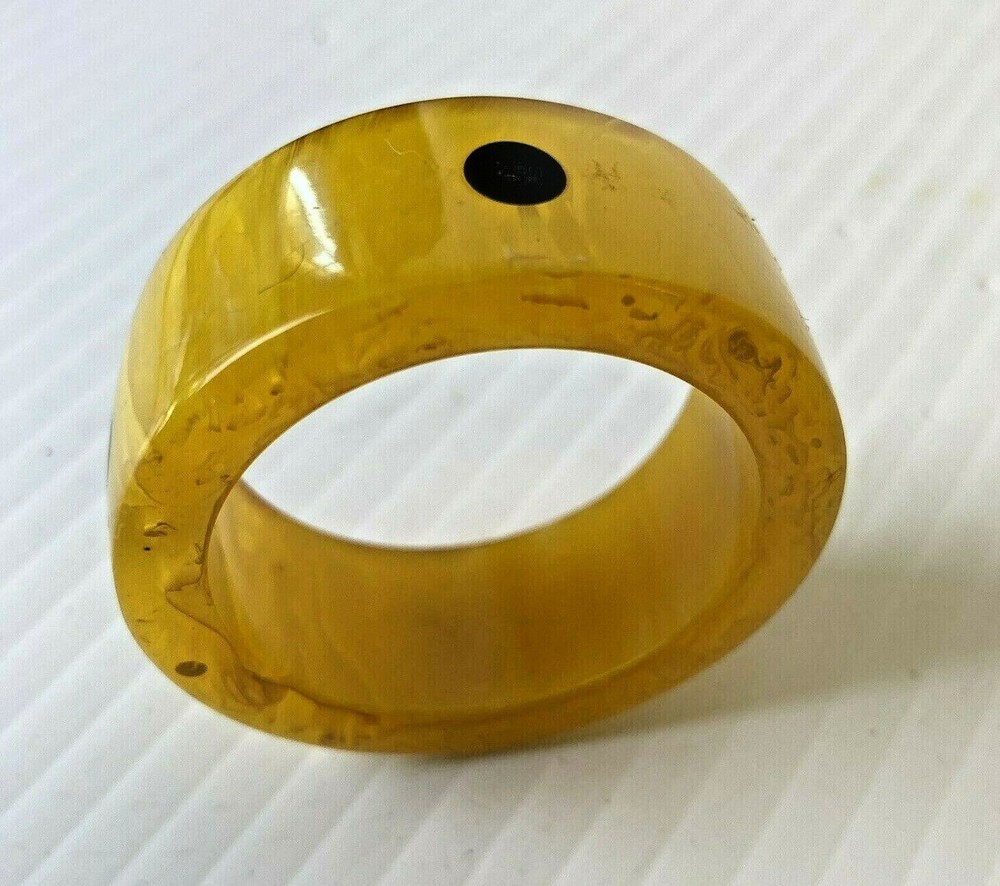 BAKELITE/ CATALIN BUTTERSCOTCH NAPKIN RING WITH NAVY DOT - B3-51