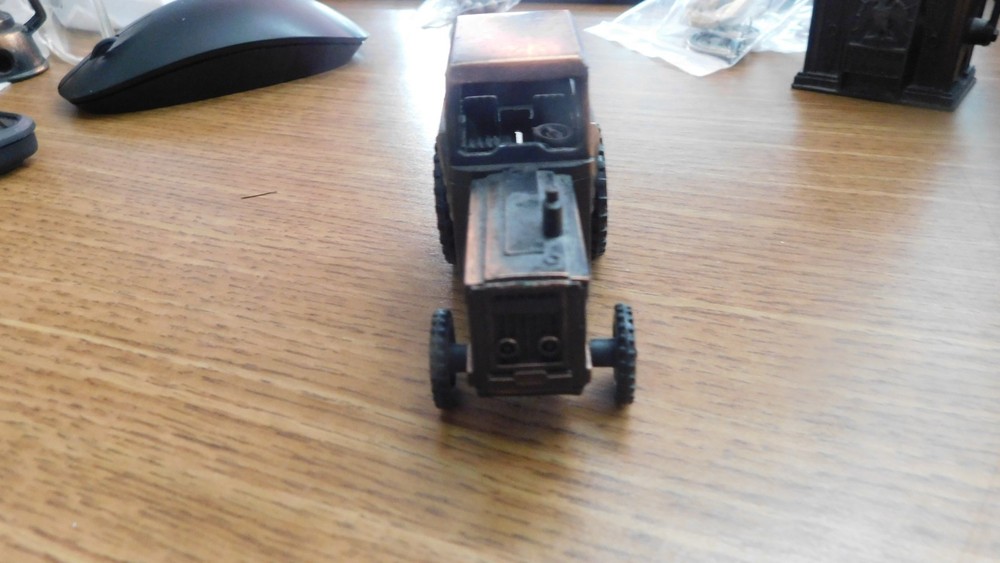 VINTAGE DIE CAST TRACTOR PENCIL SHARPENER