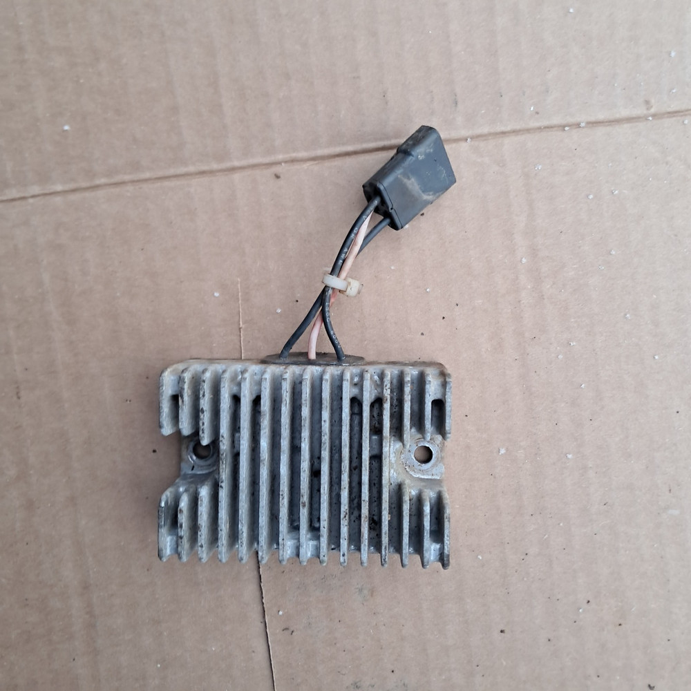 John Deere 110 112 - voltage regulator