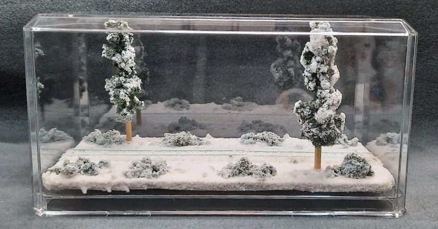 HOn3 SCALE  9"  SINGLE TRACK  DISPLAY CASE - WINTER SCENE- FOR ANY HOn3 TRAIN