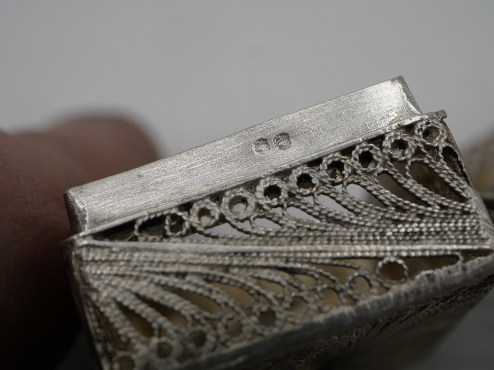 BEAUTIFUL SOLID SILVER FILIGREE PILL BOX