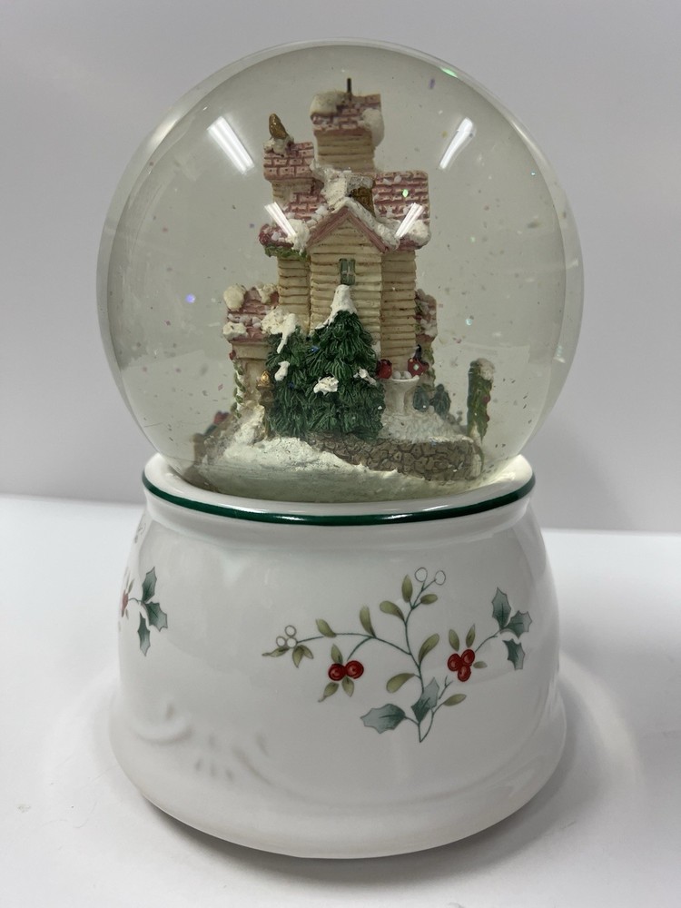 Phaltzgraff Winterberry Musical Snow Globe