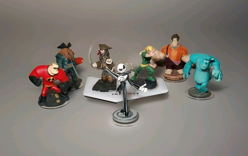 Disney Infinity Figure Lot & Platform