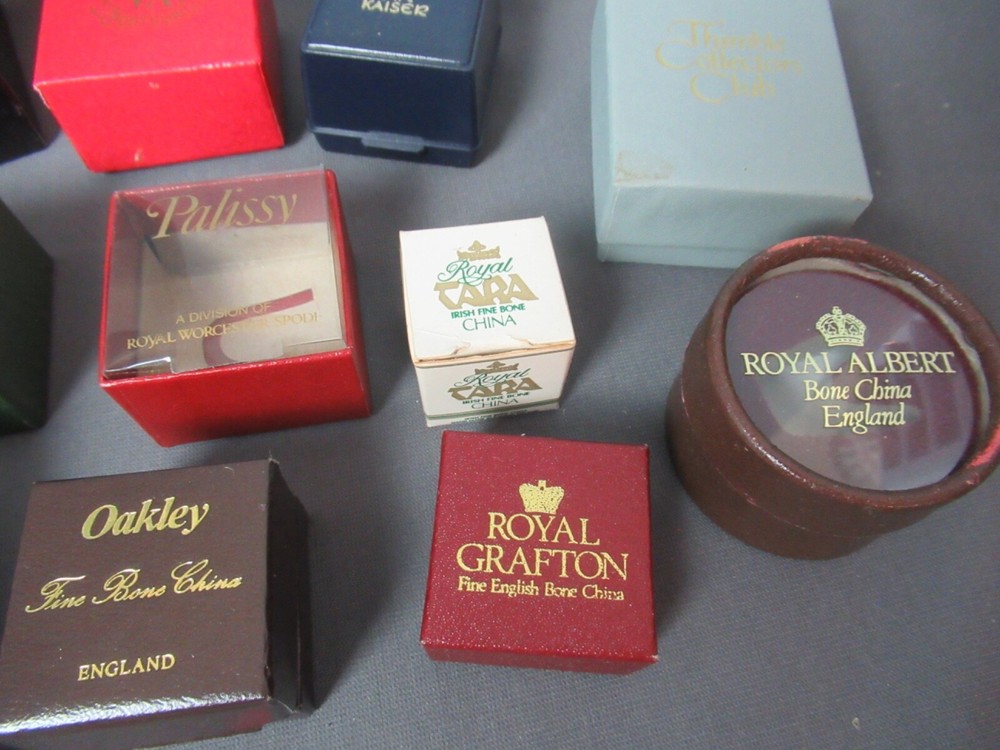 15 Assorted Thimble Boxes - Empty no Thimbles - Assorted Styles & Sizes - h4 ht