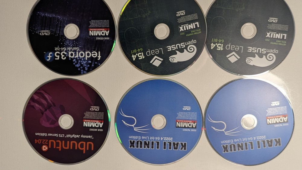 Lot bundle LINUX 51 Total 64 Bit operating System Instal & DVD Rom's