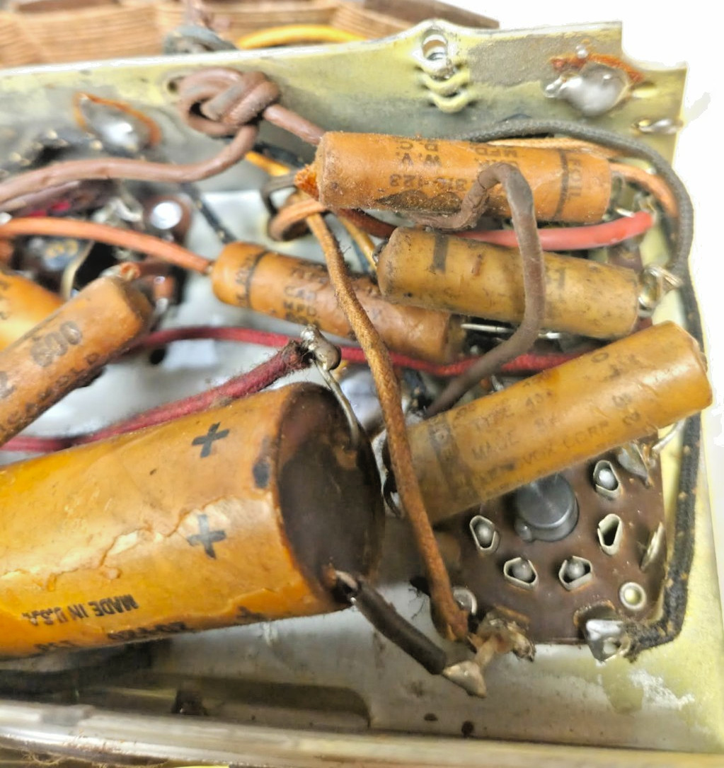 Vintage Emerson Model 330 Bakelite Tube Radio 1939 Art Deco AM Untested