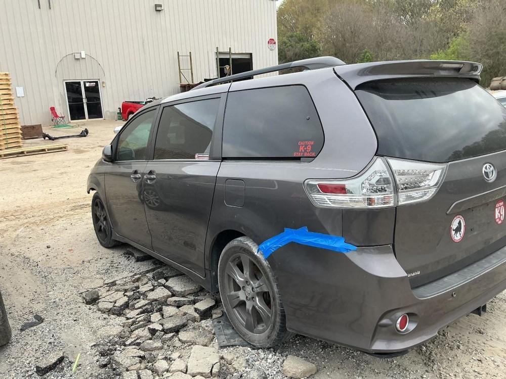 SIENNA 2017 Glove Box 5020574