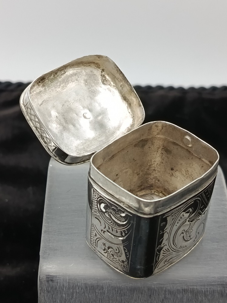 19th Century Dutch Loderein Scent Snuff Solid Silver Repousse Hinged Lid Box
