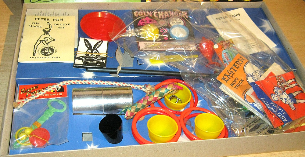Vintage DE LUXE MAGIC Set by PETER PAN - OLD
