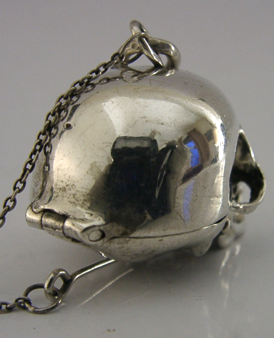 HEAVY 34g NOVELTY STERLING SILVER SKULL BOX c1980