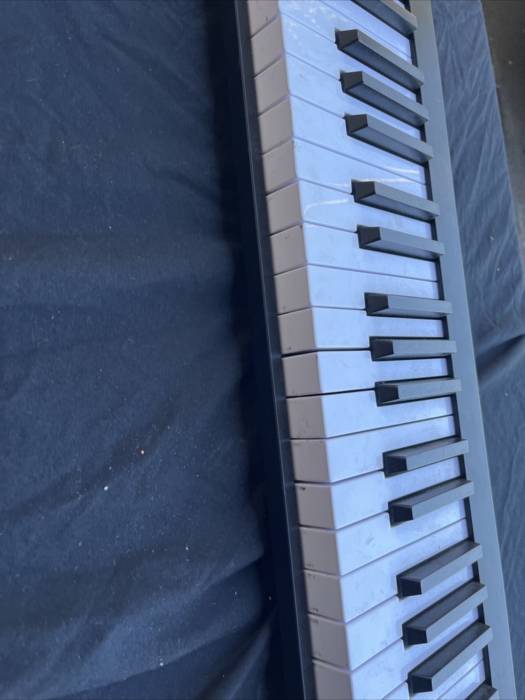 Alesis V61 - 61 Key USB MIDI Keyboard Controller with 8 Backlit Pads ( Untested