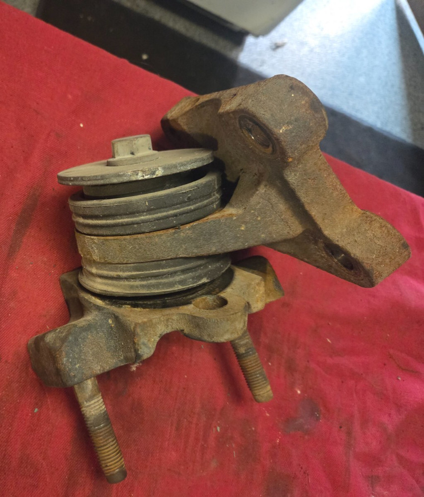 International Maxxforce 13 Engine Front Mount with Bushing 3824527C1, 3824525C1