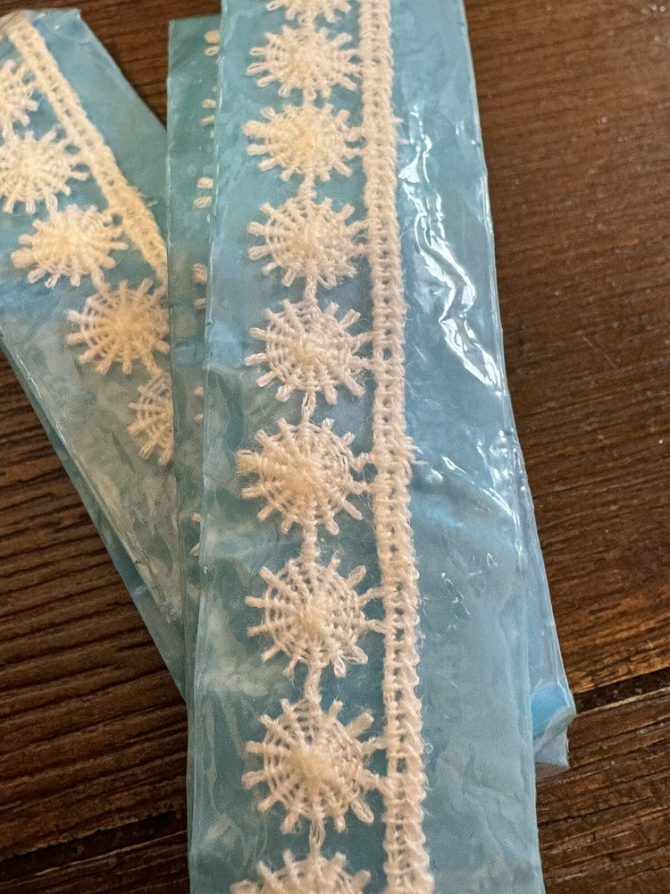 Sewing Applique White Tiny Flower Spiderweb Pattern 36" x 1/2"