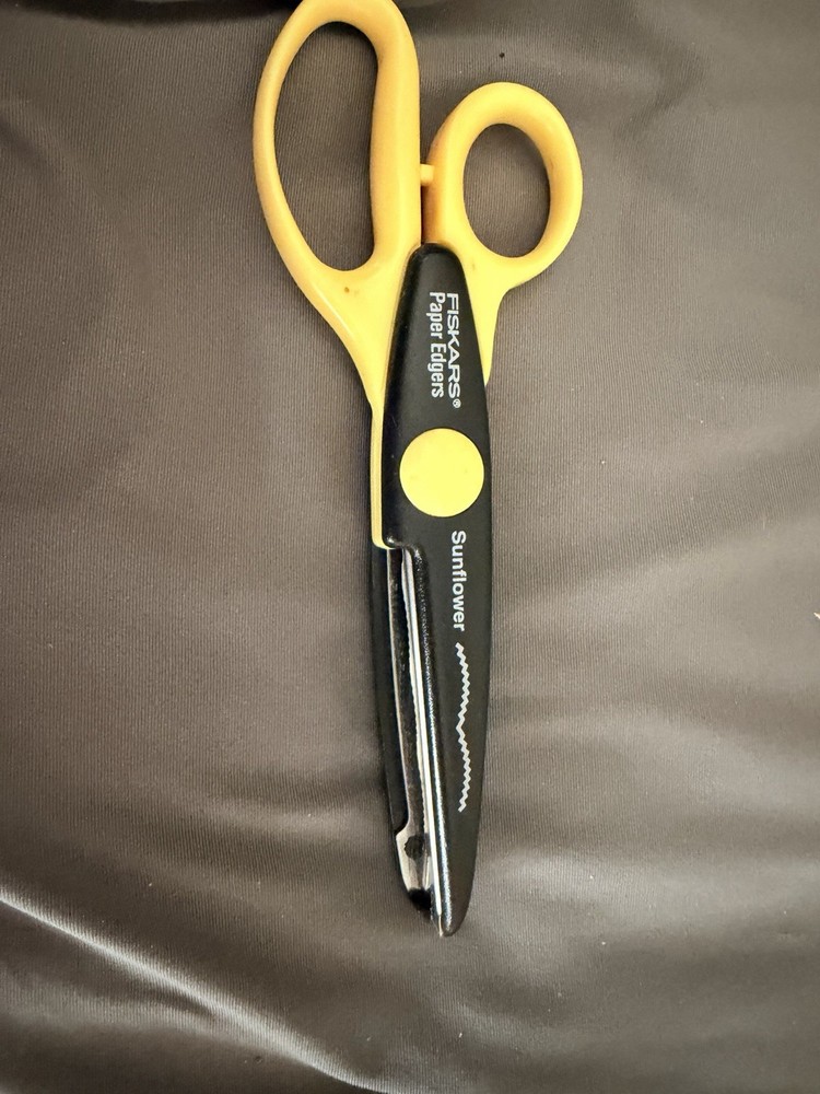 Fiskars Paper Edgers- Sunflower  1 Pair