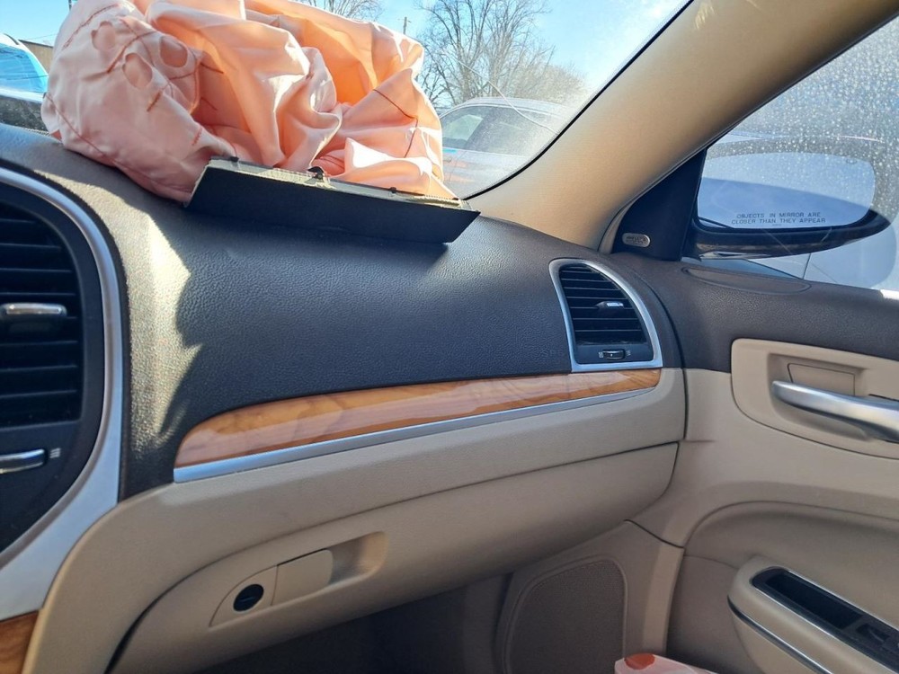 300       2014 Glove Box 4895998