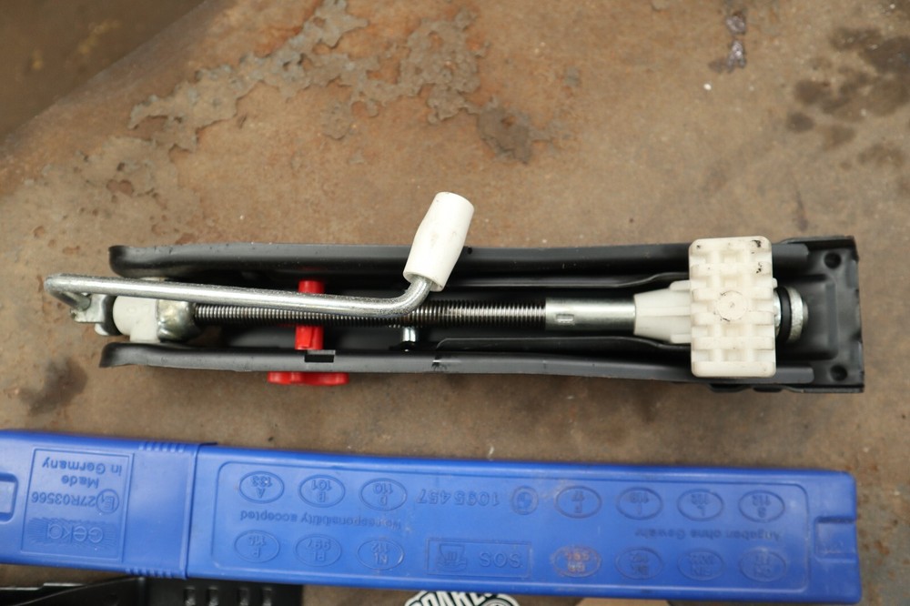 BMW E46 COUPE M SPORT BOOT TOOL KIT JACK CHOCK WARNING TRIANGLE