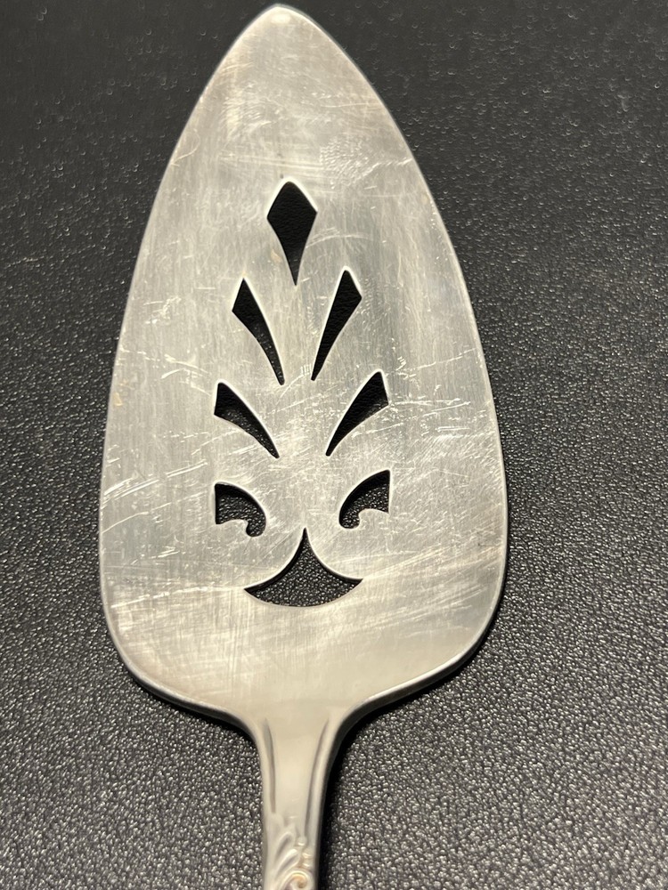 WM Rogers International Silver 1950s Silverplate Pierced Cake Pie Server, 9.5”