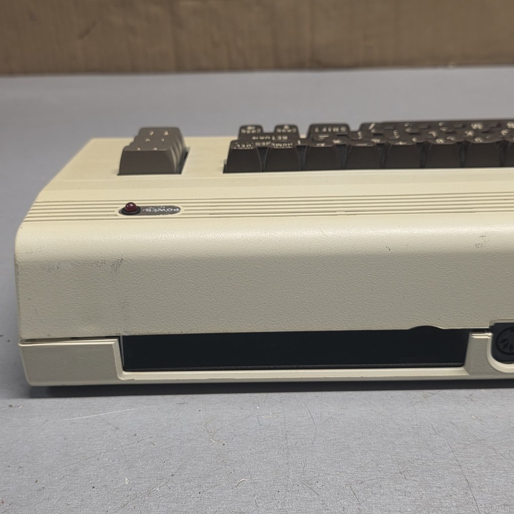 Commodore VIC-20 Vintage Computer 117V USA Model Untested All Original
