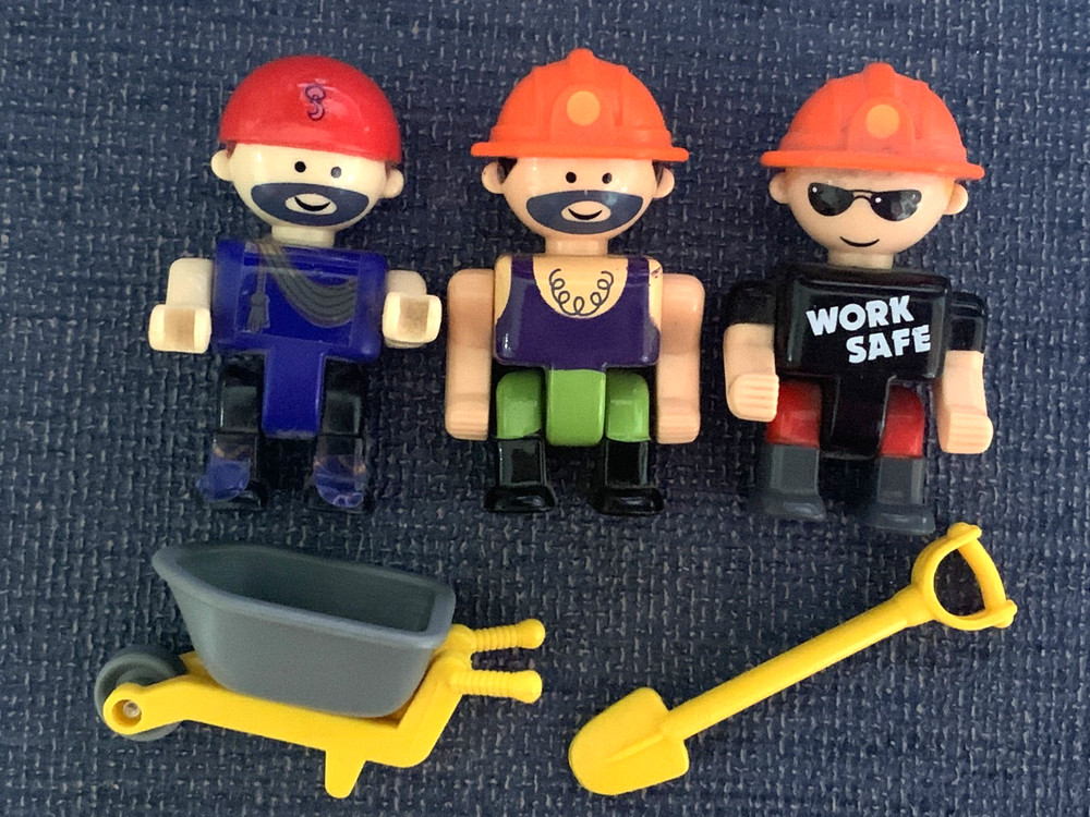 Deluxe Tiny Town  3 figures and accesory as shown