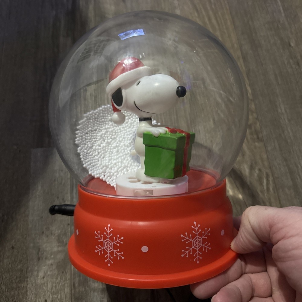Snoopy Electric Snow Globe