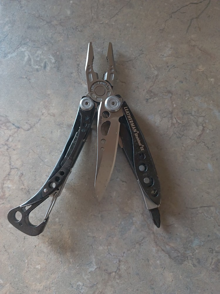 Leatherman Skeletool CX Multi-Tool - Plain Edge 154CM Blade/Sheath