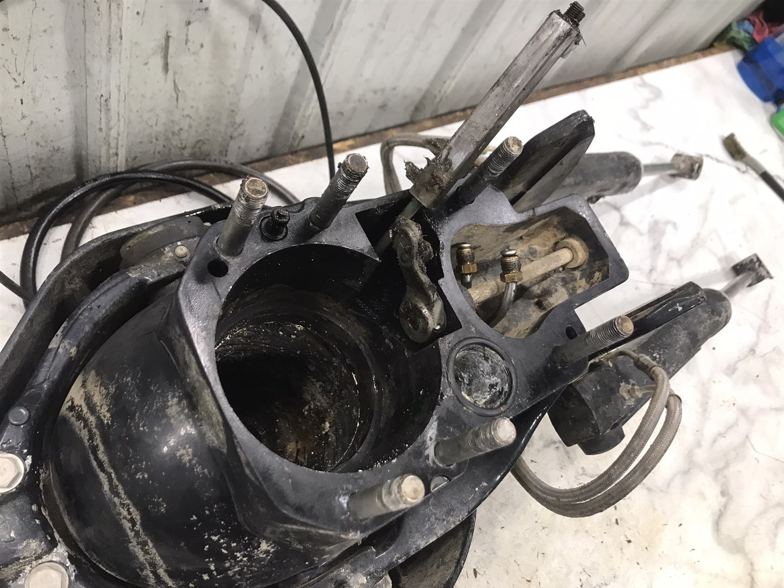 MerCruiser Alpha 1 Gen 2 out drive mount gimbal housing & hydraulic cylinders