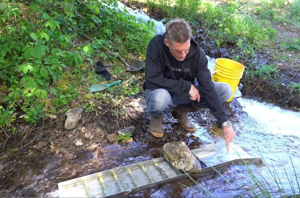 Durable 23-Piece Gold Mining Kit Featuring Folding Sluice Box and Tools
