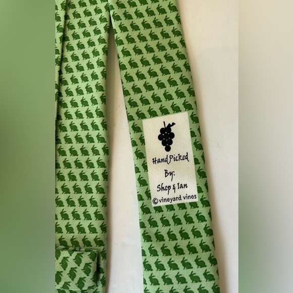 VINEYARD VINES BOYS SILK TIE - ‘EASTER BUNNIES’. GREEN. NEW WITH TAGS