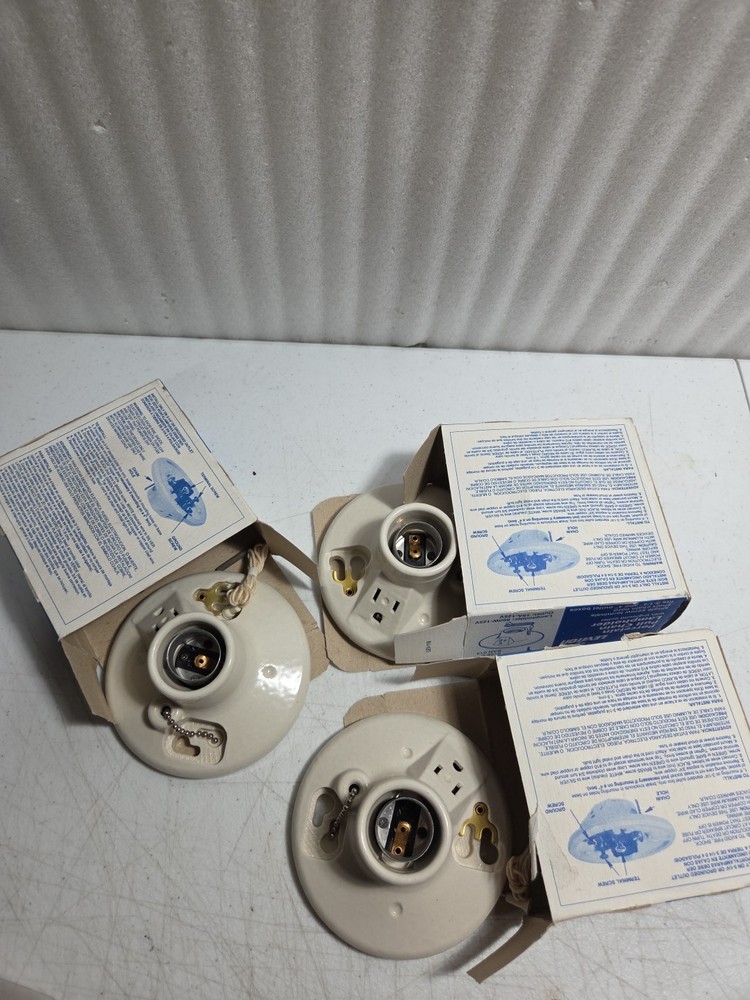 NoS Leviton 9726-C White Porcelain Incandescent Medium Base Pull Chain Socket