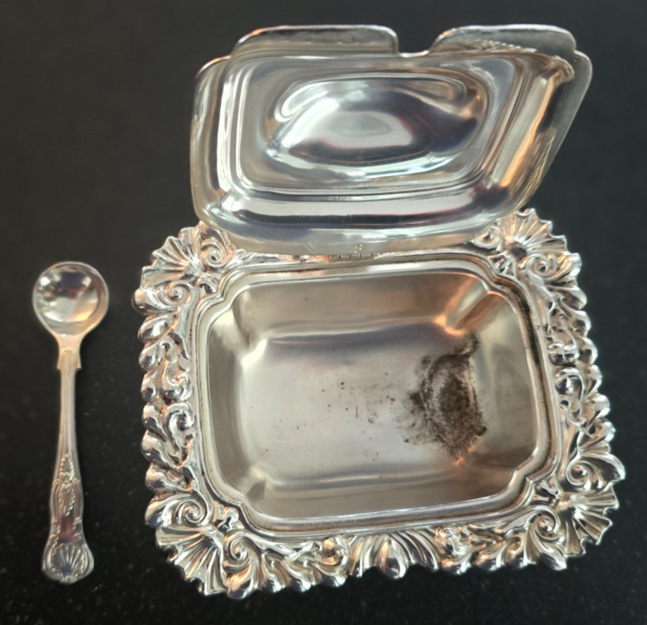 Vintage Lidded Silver Plated Clam Shell Condiment/Salt Dish With Spoon