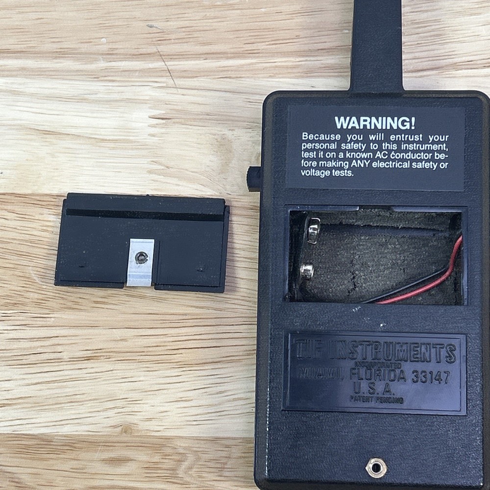 TIF 300cc Tic Tracer Connectionless AC Voltage Detector with Leather Case