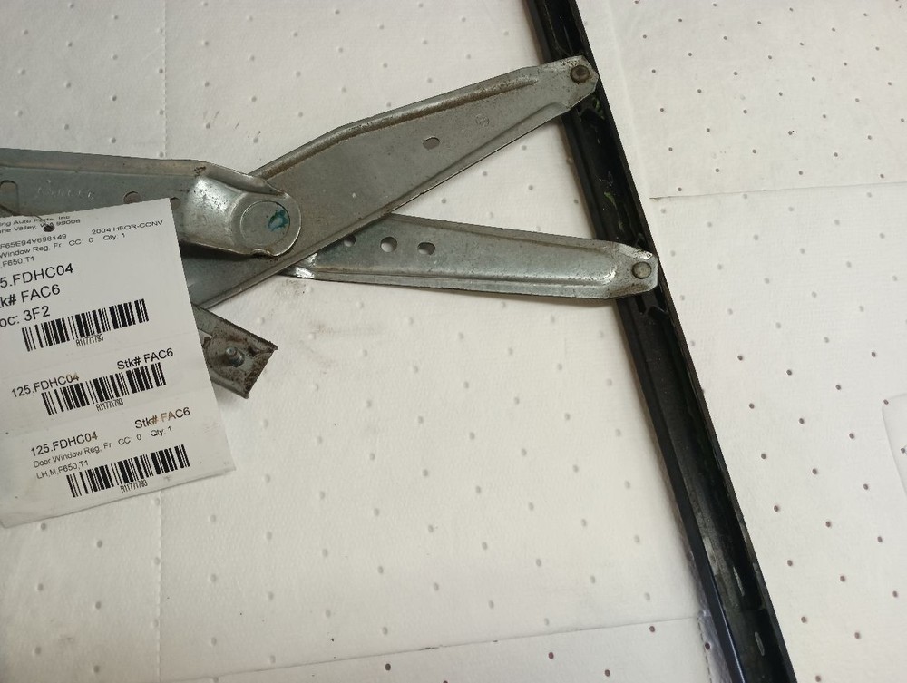 2004 Left Driver Front Window Regulator Manual (11771793