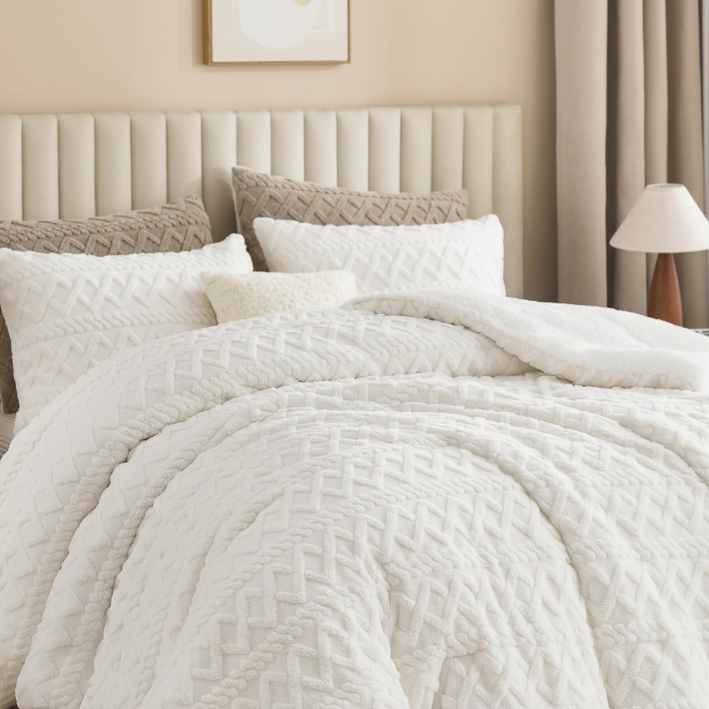 Winter-Ready Queen Comforter Set with Soft Fleece & Elegant Jacquard Design