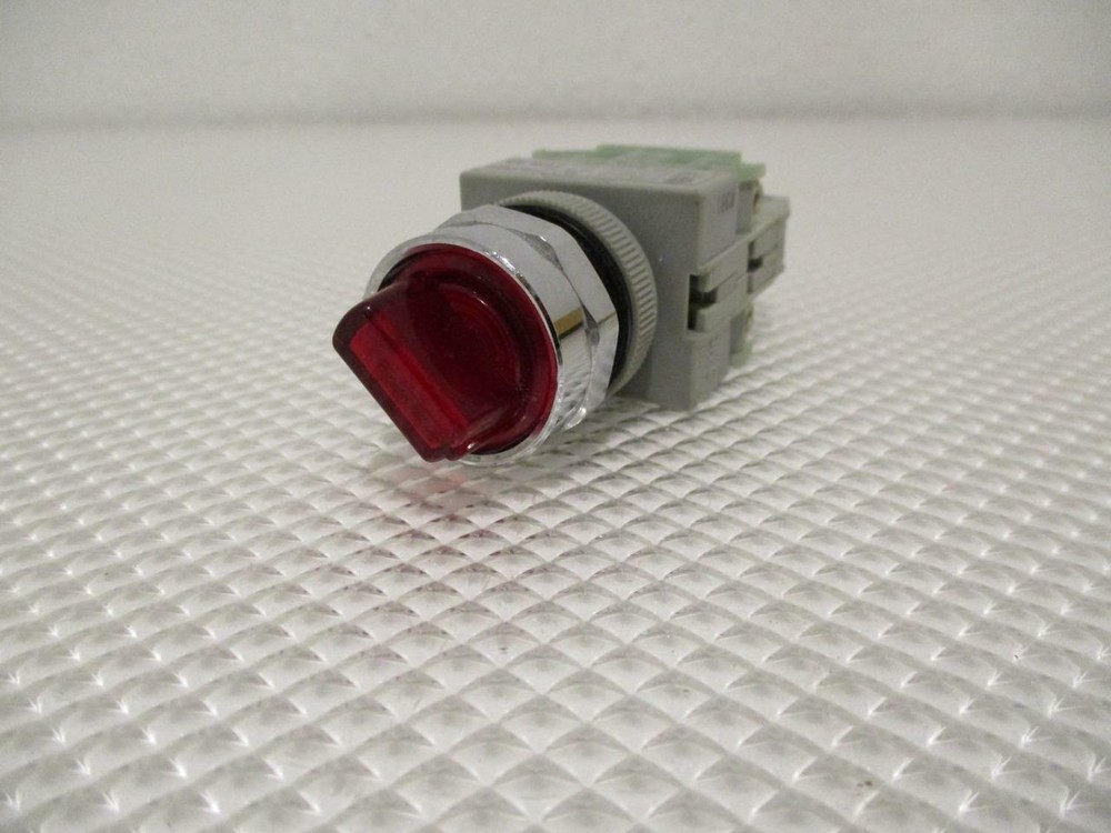 ONE NEW IDEC RED SELECTOR SWITCH ASLW29920  R-12V.