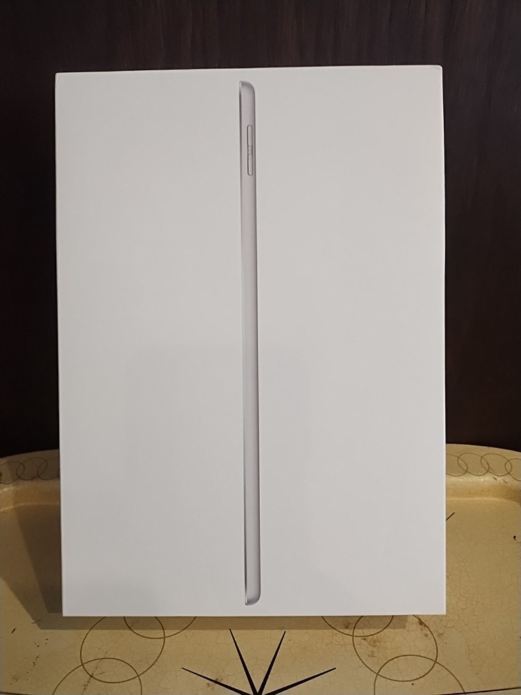 iPad 9th Generation Wi-Fi 64GB Silver Gray (EMPTY BOX ONLY)