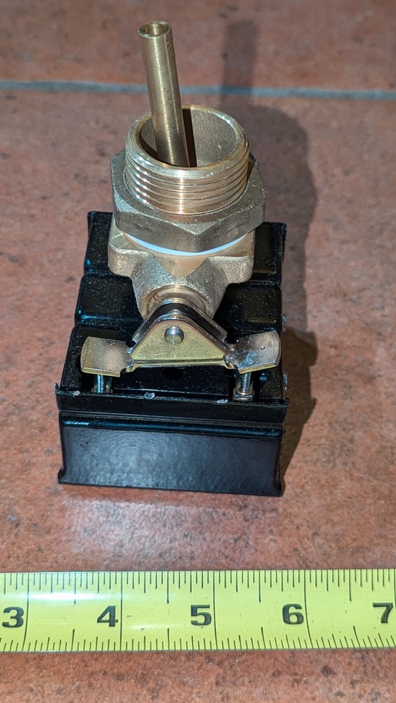 (1) Cel Omntec Level Controls Float Regulator W 220 AMP16 NOS