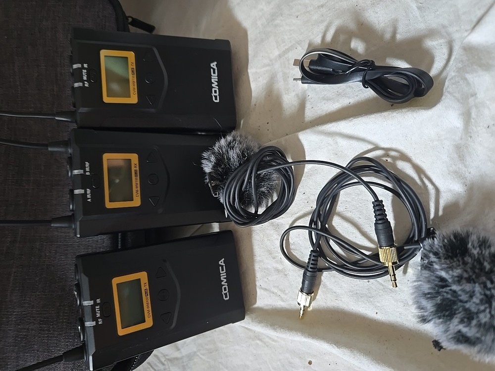 Comica CVM-WM100-PLUS RX Wireless Microphone system Case Mic USB Cable