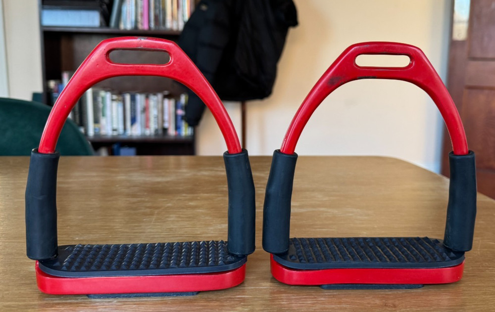 Red Jointed Flexible / Flex Stirrup Irons - 4 1/4" - Excellent