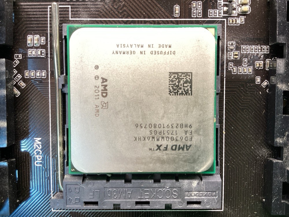 Gigabyte GA-78LMT-USB3 Desktop PC Motherboard & CPU - UNTESTED