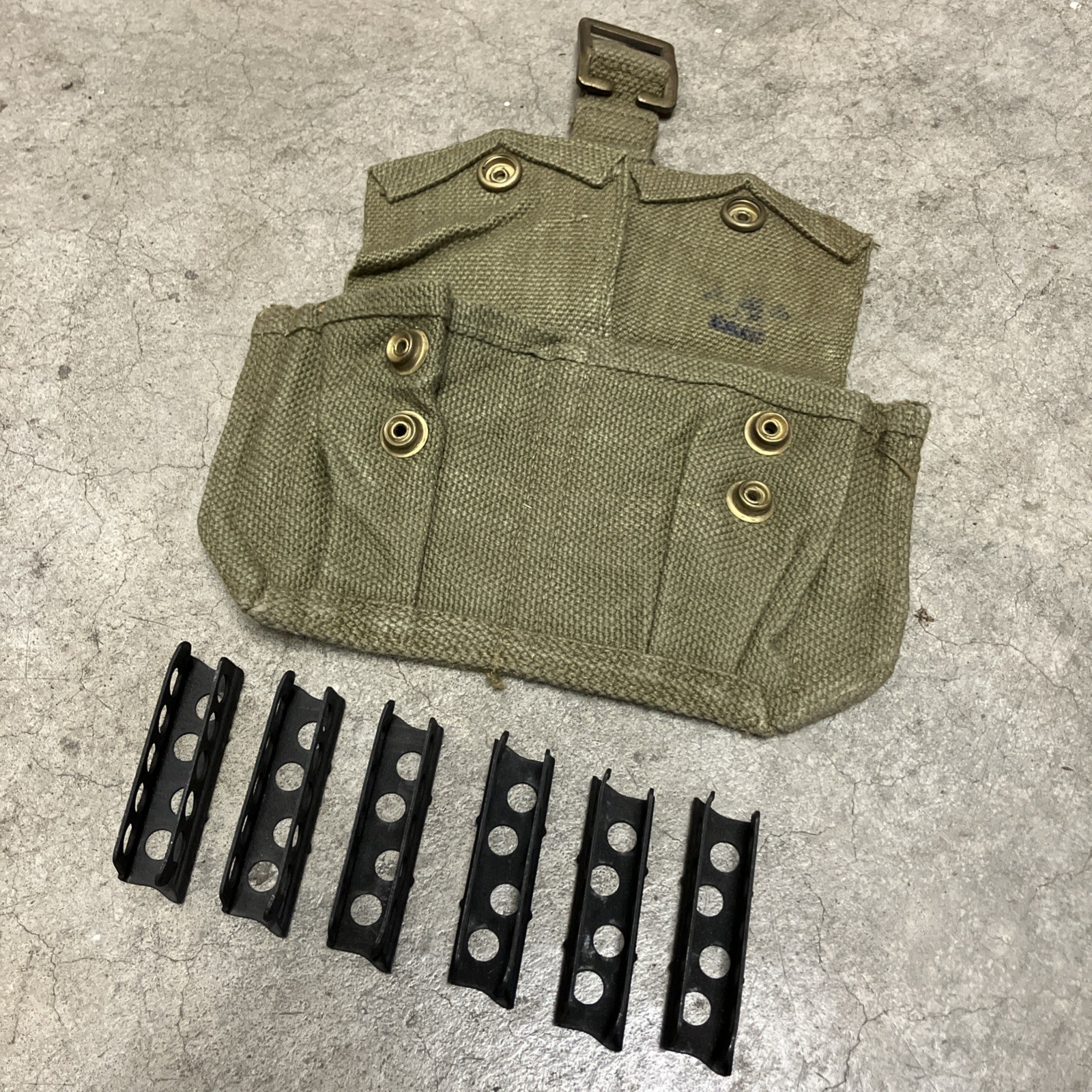 SET OF 6 BRITISH LEE ENFIELD 303 CLIPS WITH 2 POCKET AMMO POUCH