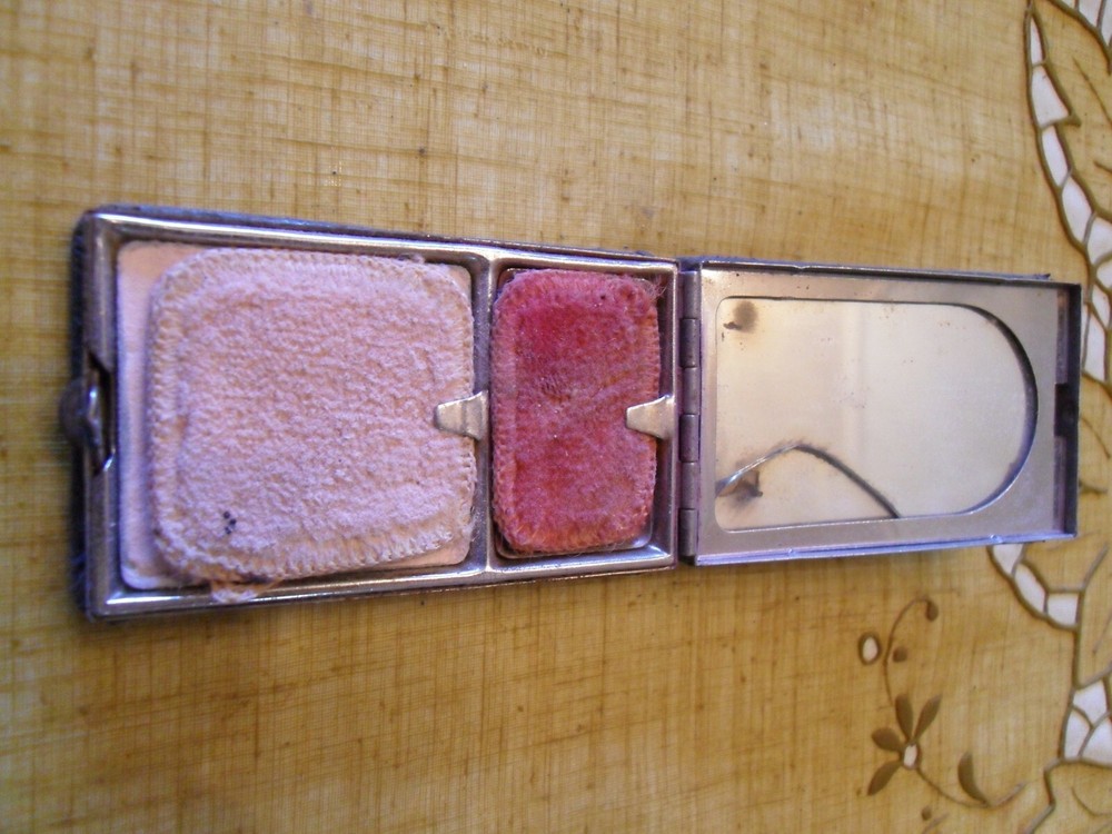 ANTIQUE 1920'S ROUGE/POWDER LEATHER BOUND COMPACT