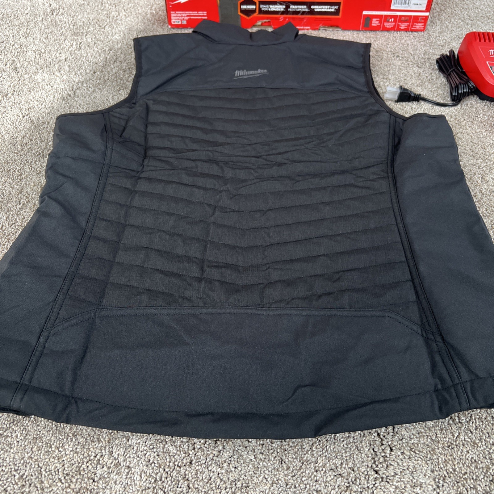 Milwaukee F300B-21L LARGE Heated AXIS Vest Kit - Black - Great Condition - B1