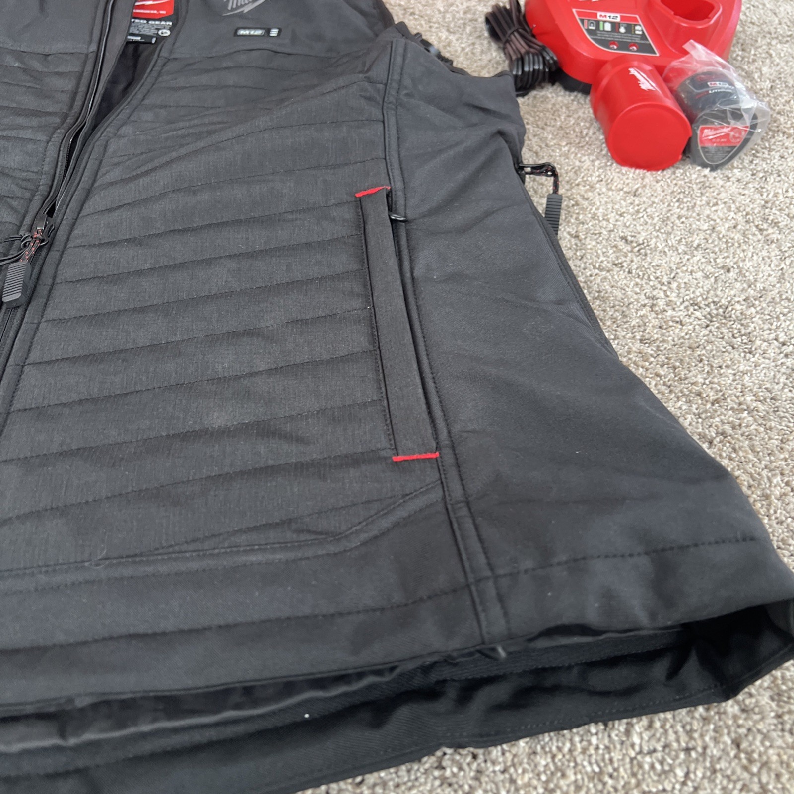 Milwaukee F300B-21L LARGE Heated AXIS Vest Kit - Black - Great Condition - B1