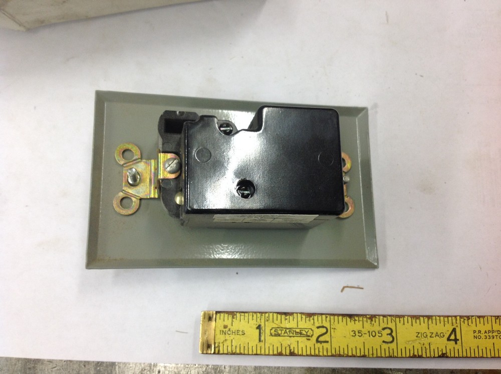Siemens MSF11T1F Manual Toggle Starting Switch 277V Maximum. NEW SURPLUS